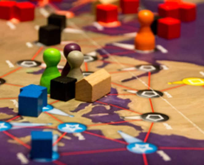 Christusgemeinde Peine Stederdorf | Spieleabende: gespielt werden Gesellschaftsspiele von Die Siedler von Catan über Kartenspiele bis hin zu Risiko. Im Sommer werden auch gerne Gartenspiele wie Krocket oder Kubb gespielt - solange es noch hell ist.